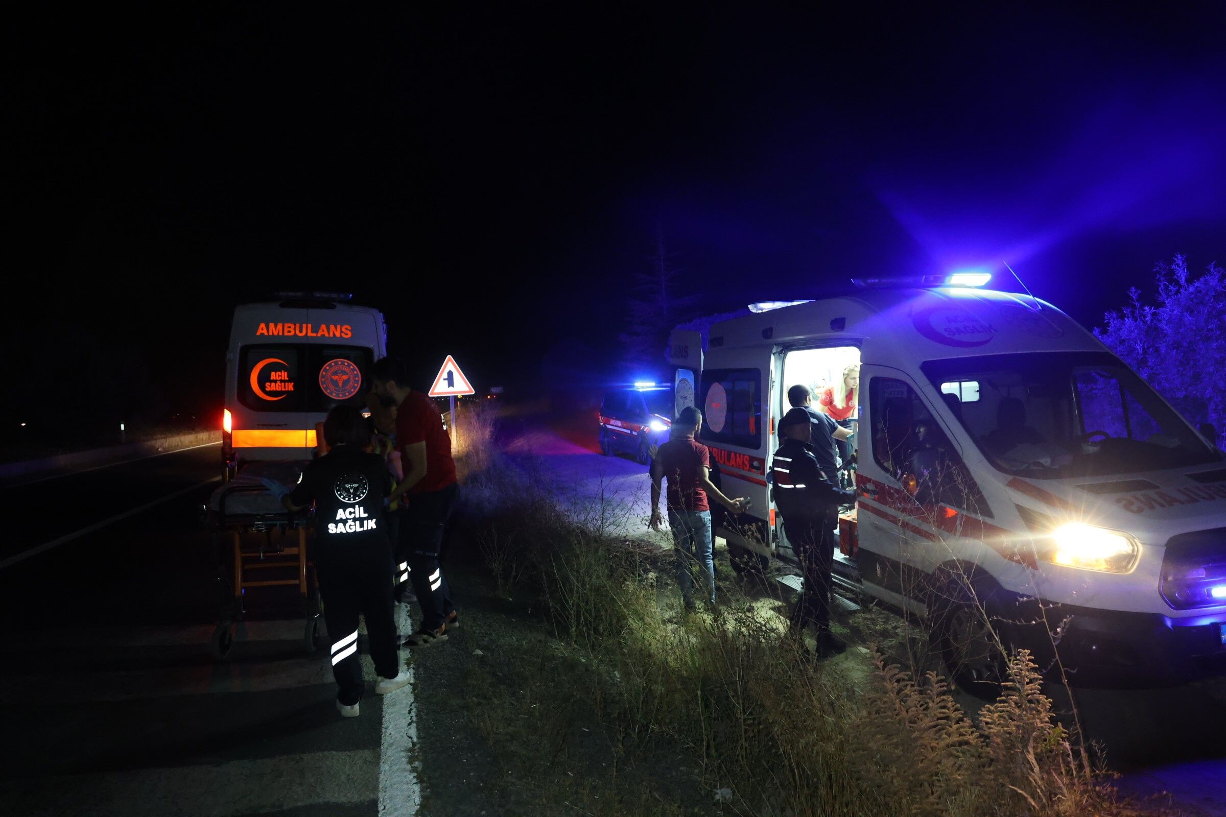 Nevşehir'de Feci Kaza! Otomobil Şarampole Uçup Takla Attı 1'I Ağır, 5 Yaralı (3)