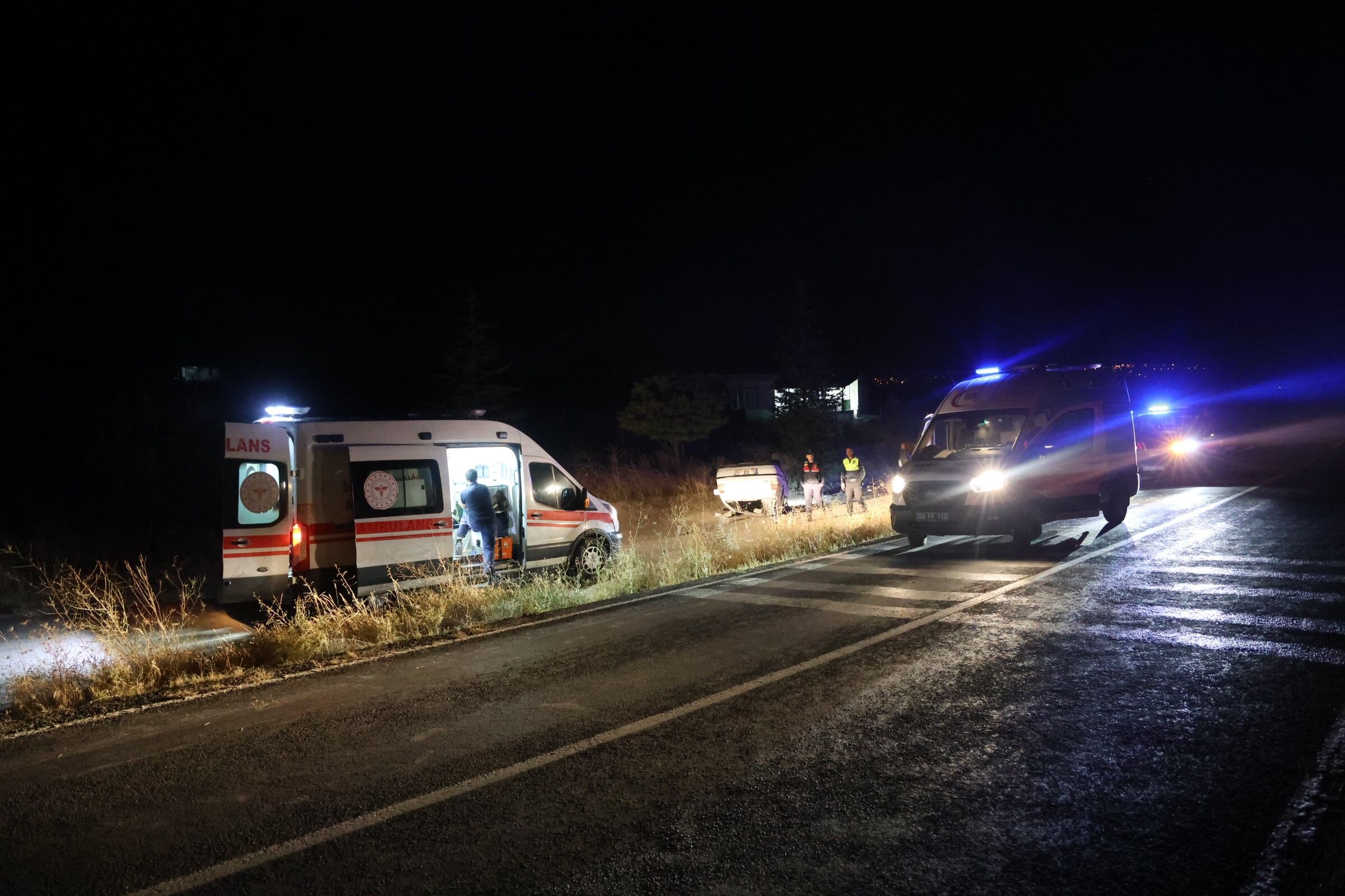 Nevşehir'de Feci Kaza! Otomobil Şarampole Uçup Takla Attı 1'I Ağır, 5 Yaralı (4)