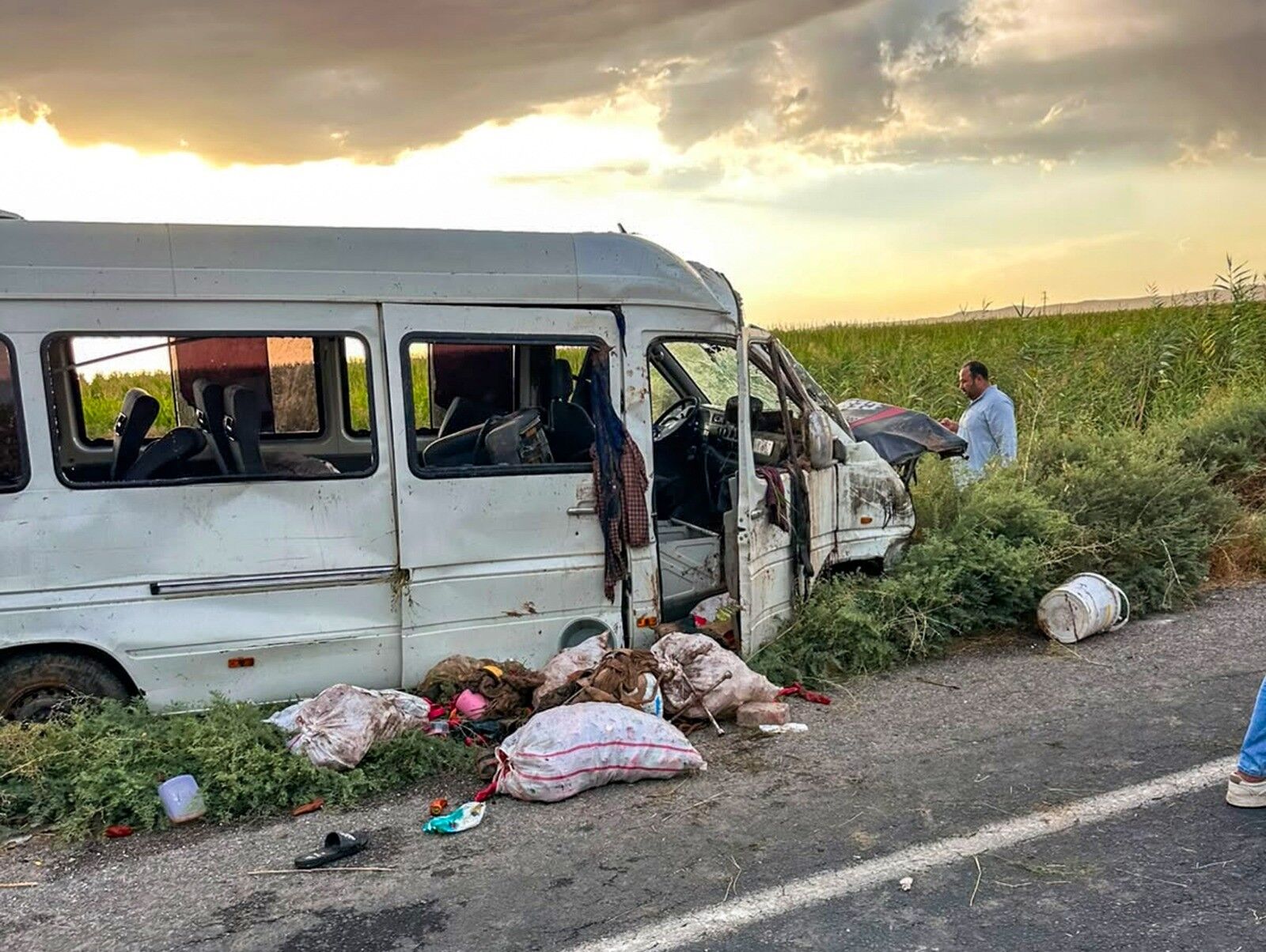 Tarım Işçilerini Taşıyan Minibüs Su Dolu Kanala Devrildi 15 Yaralı (2)