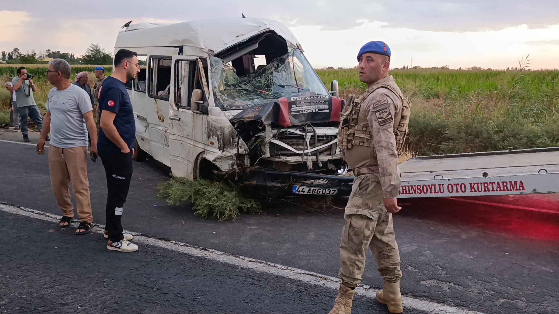 Tarım Işçilerini Taşıyan Minibüs Su Dolu Kanala Devrildi 15 Yaralı