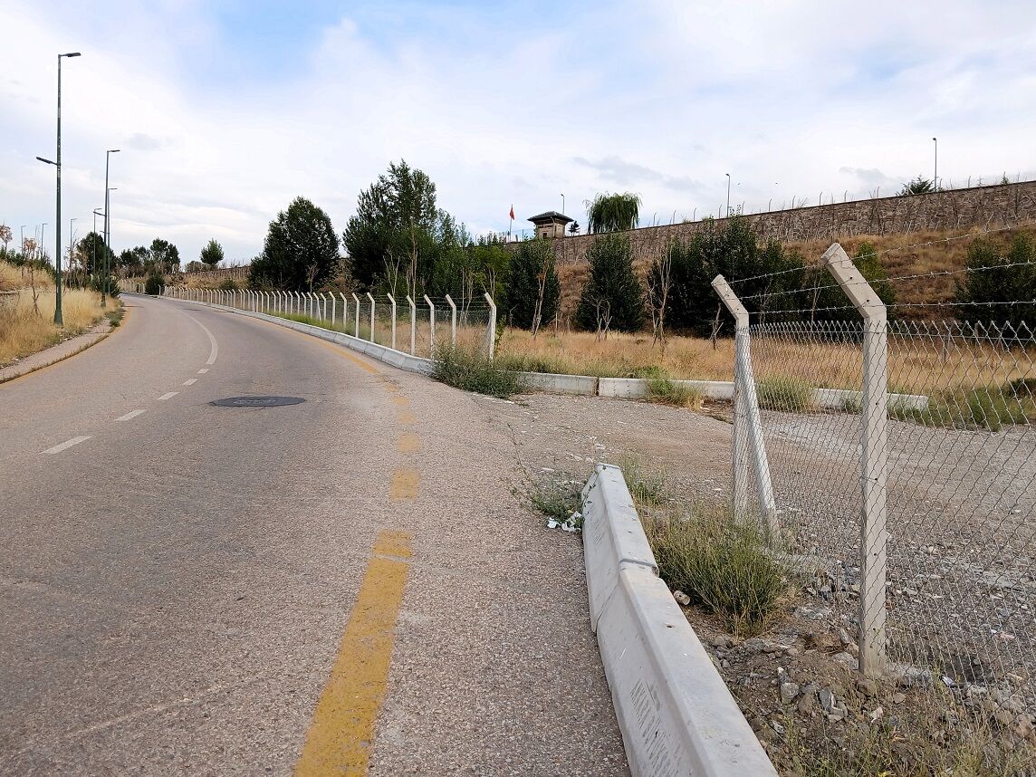 Tel Örgü Dikenli Tel Çit Sistemi Ortaköy Mezarlığı Mamak Beton Bariyer Abb (1)