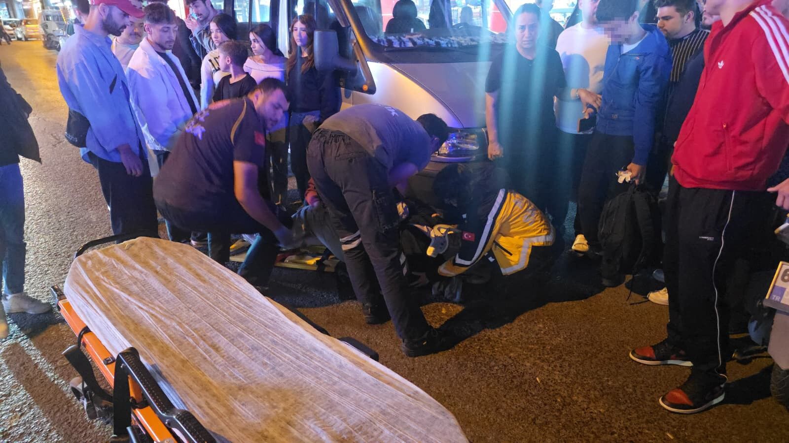 Yolun karşısına geçiyorlardı! Anne ve oğluna motosiklet çarptı