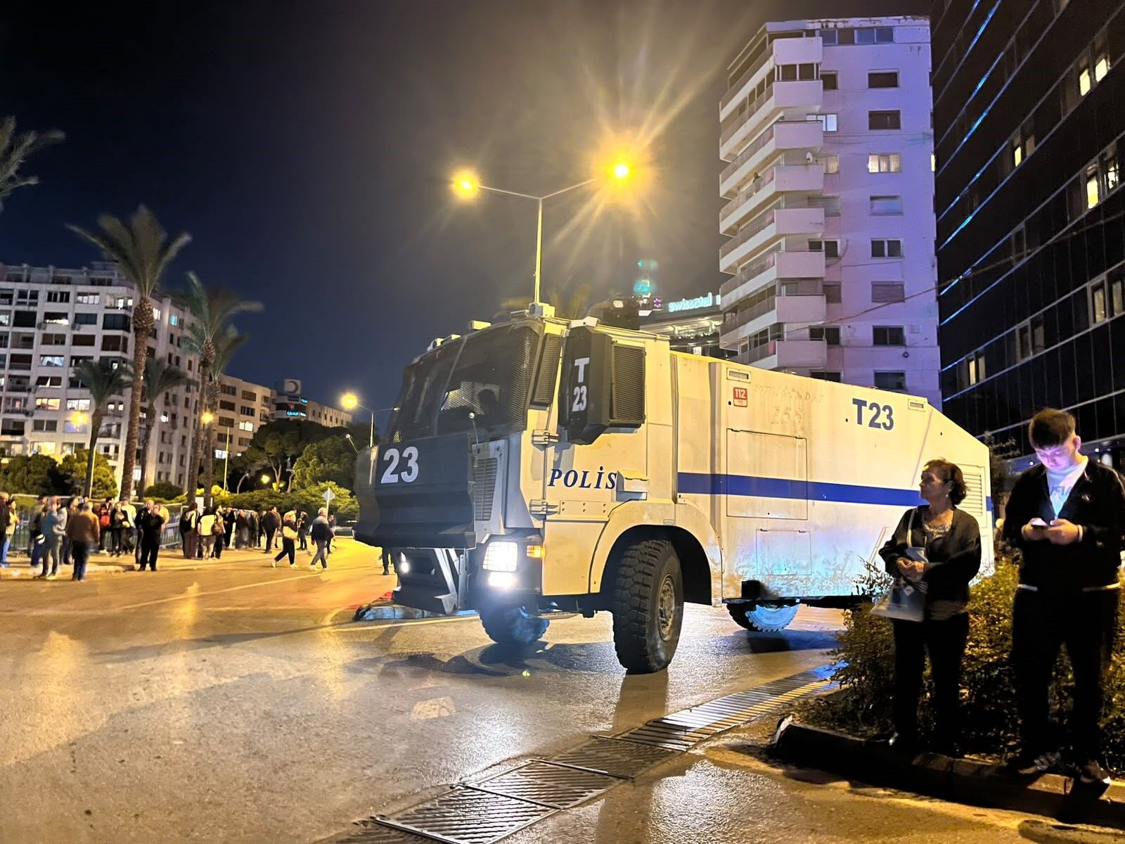 Cemil Tugay’a yönelik protestoda tansiyon yükseldi: TOMA ile önlem alındı