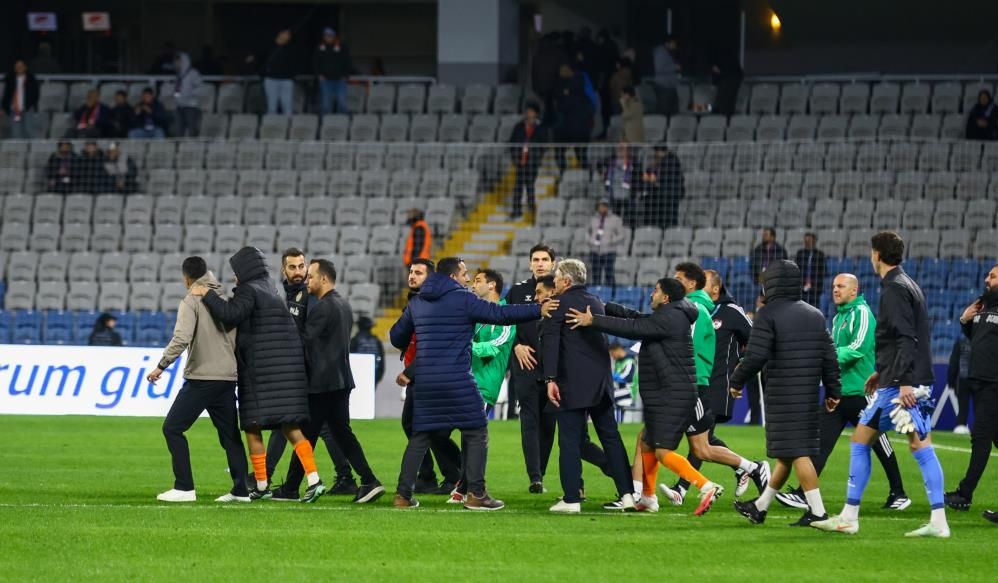 Başakşehir-Gaziantep FK maçının ardından saha karıştı: Teknik adama kırmızı kart!