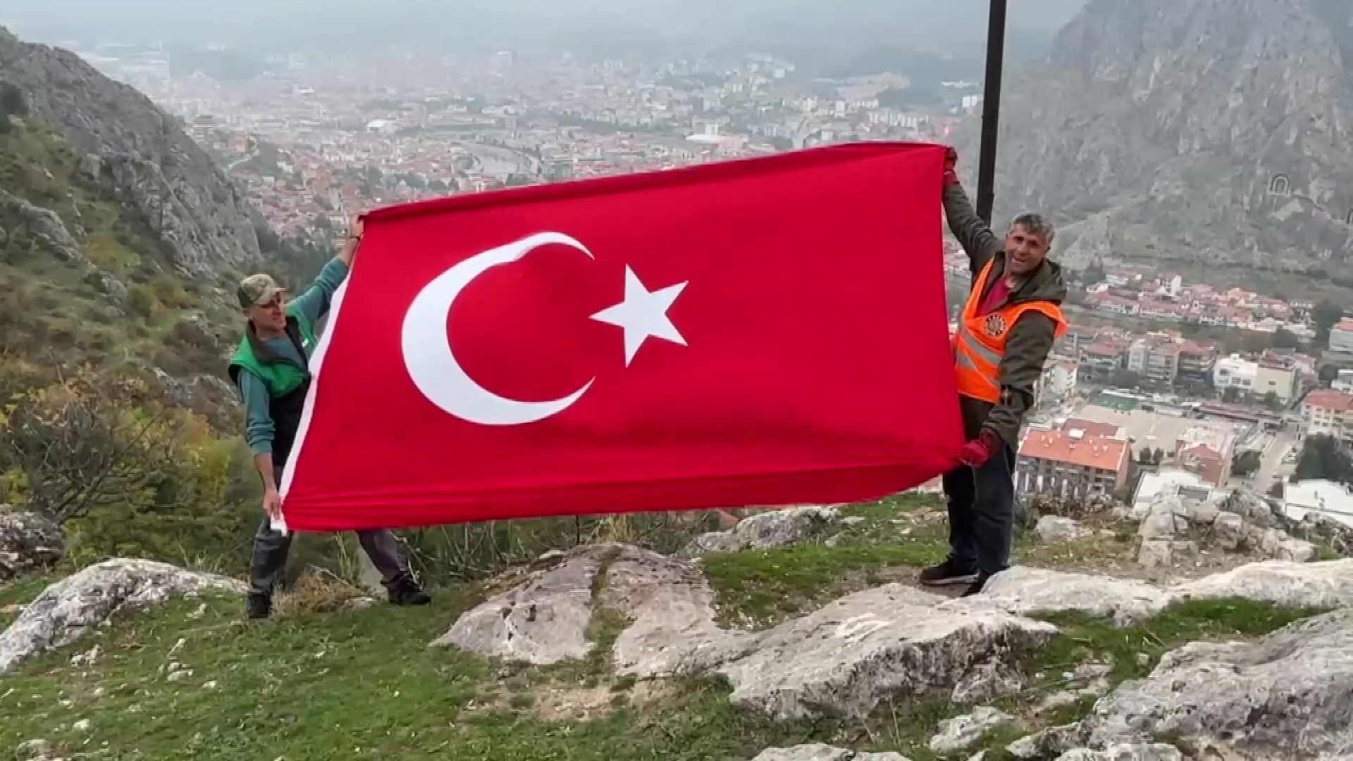 İki kardeşten örnek davranış! Önce doğayı temizlediler, sonra Türk bayrağı açtılar