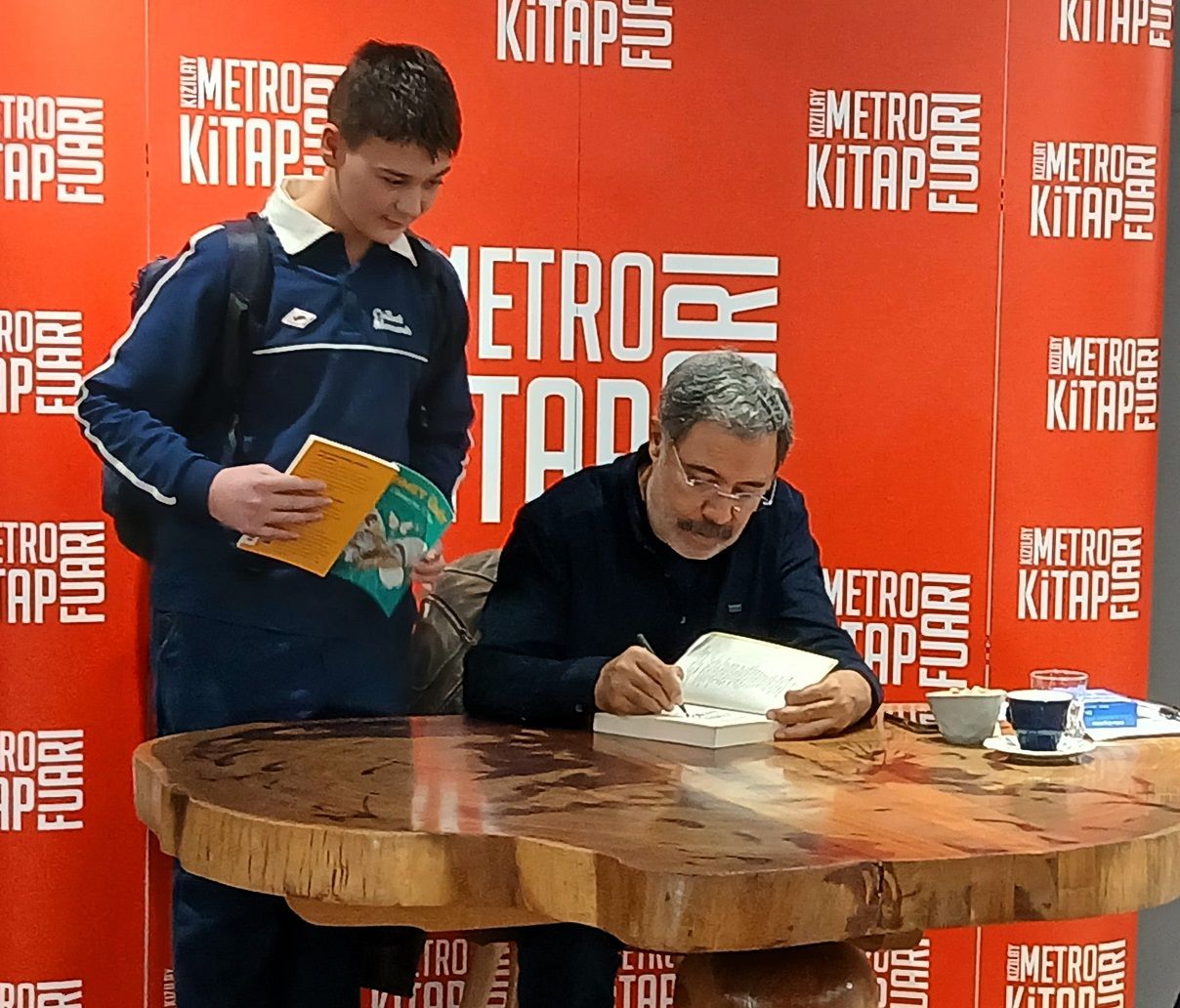 Ahmet Ümit Kitap Imza Günü Romanın Beş Günü Kızılay Metro Kitap Fuarı (2)