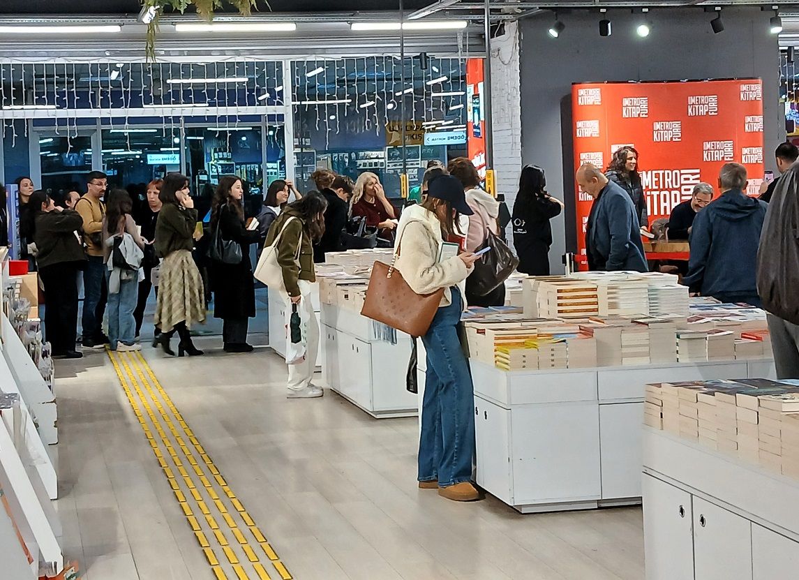 Ahmet Ümit Kitap Imza Günü Romanın Beş Günü Kızılay Metro Kitap Fuarı (7)
