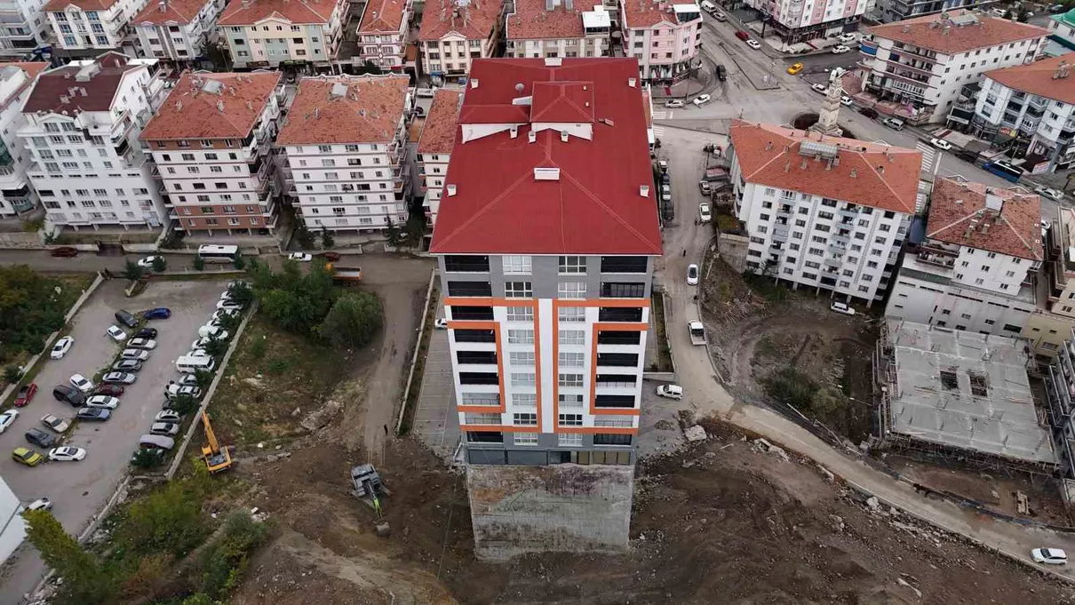 Ankara’da 17 katlı bina boşaltıldı: İstinat duvarı çökünce temeli açığa çıktı