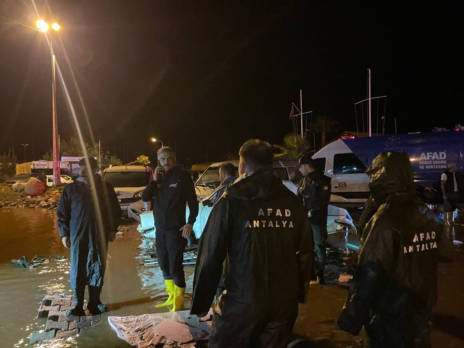 Antalya'da Sağanak Alarmı Mahsur Kalan 22 Kişi Kurtarıldı (2)