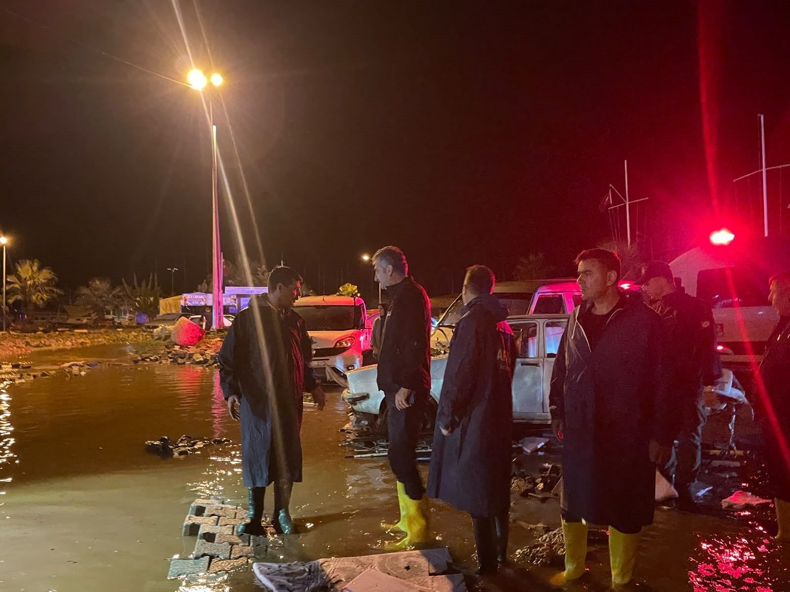 Antalya'da Sağanak Alarmı Mahsur Kalan 22 Kişi Kurtarıldı (3)