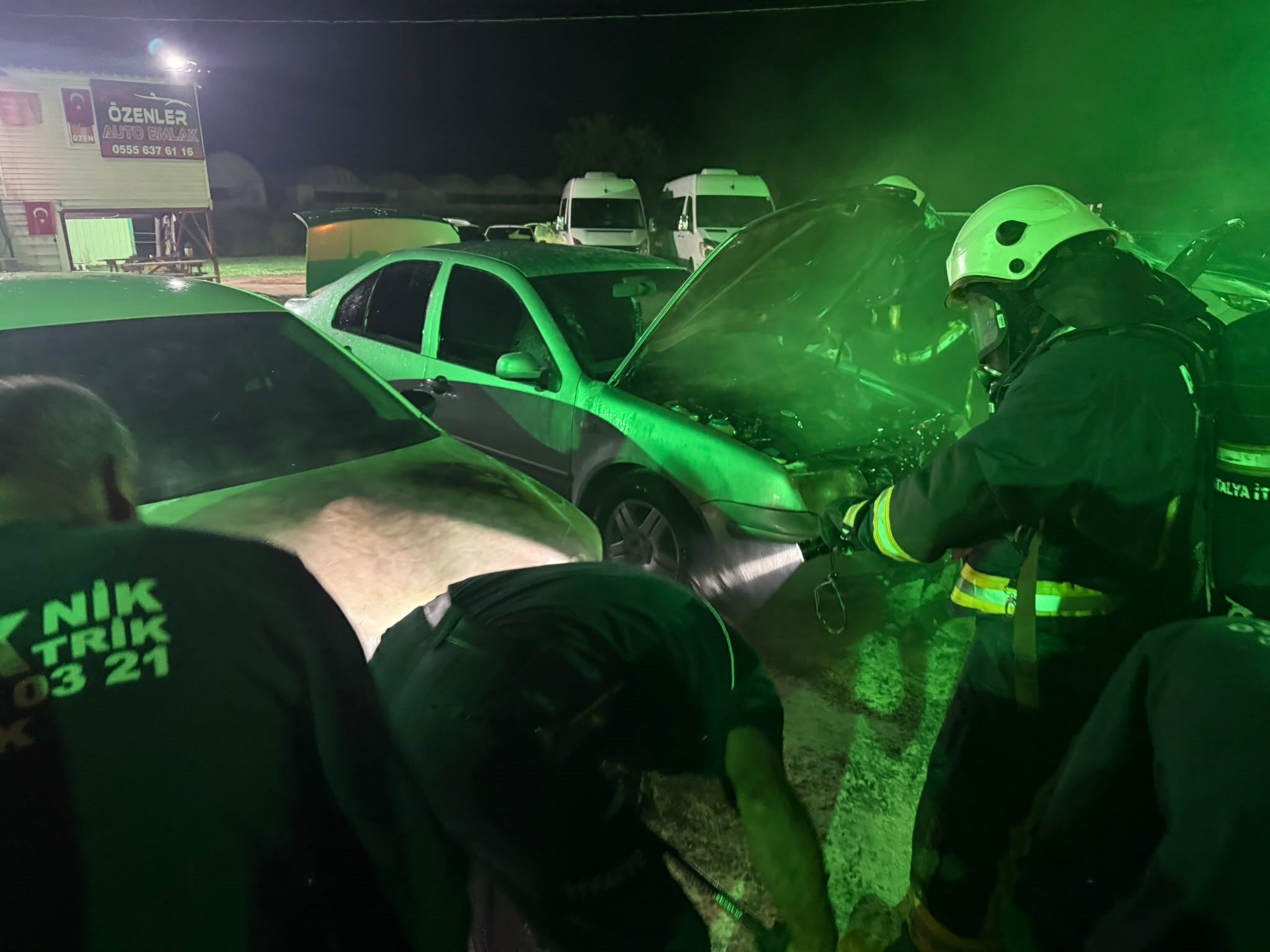 Elinde Benzin Bidonuyla Geldi, 6 Aracı Birden Ateşe Verdi! O Anlar Kamerada (2)