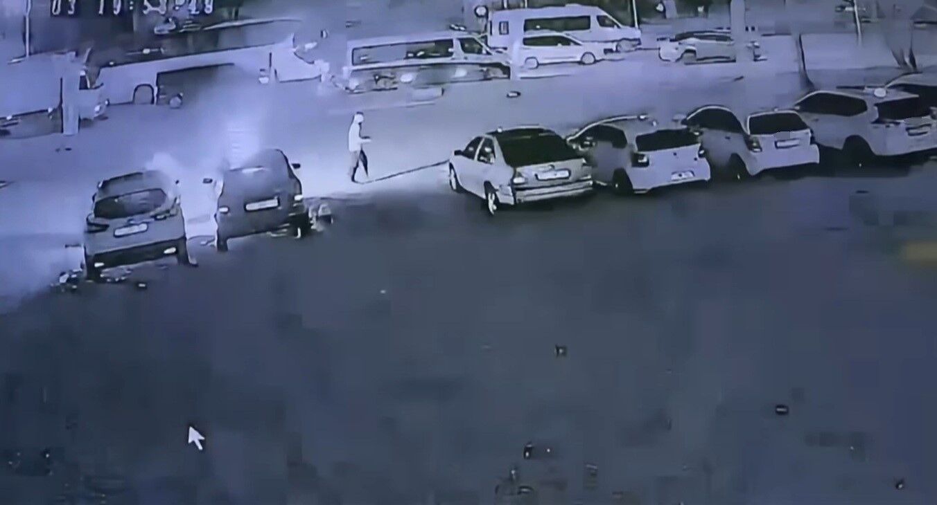 Elinde Benzin Bidonuyla Geldi, 6 Aracı Birden Ateşe Verdi! O Anlar Kamerada (4)