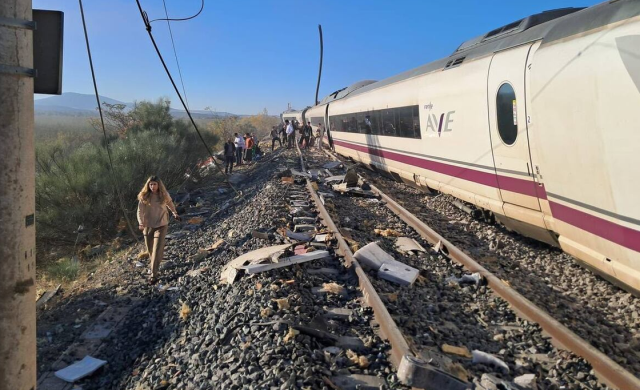 Ispanyada Iki Hizli Tren Carpi 20373617 4194 1 M