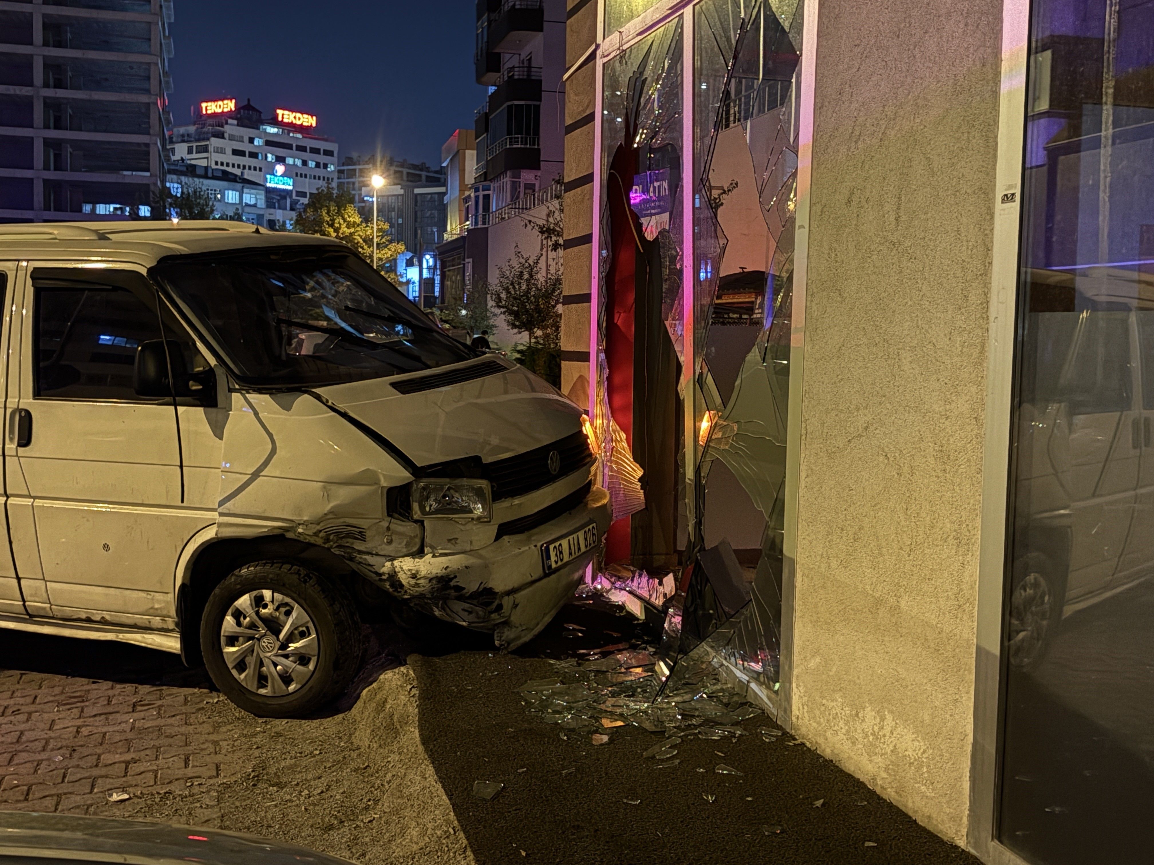 Kayseri’de Feci Kaza! Çarpışan Minibüs Dükkana Daldı 2 Yaralı (2)