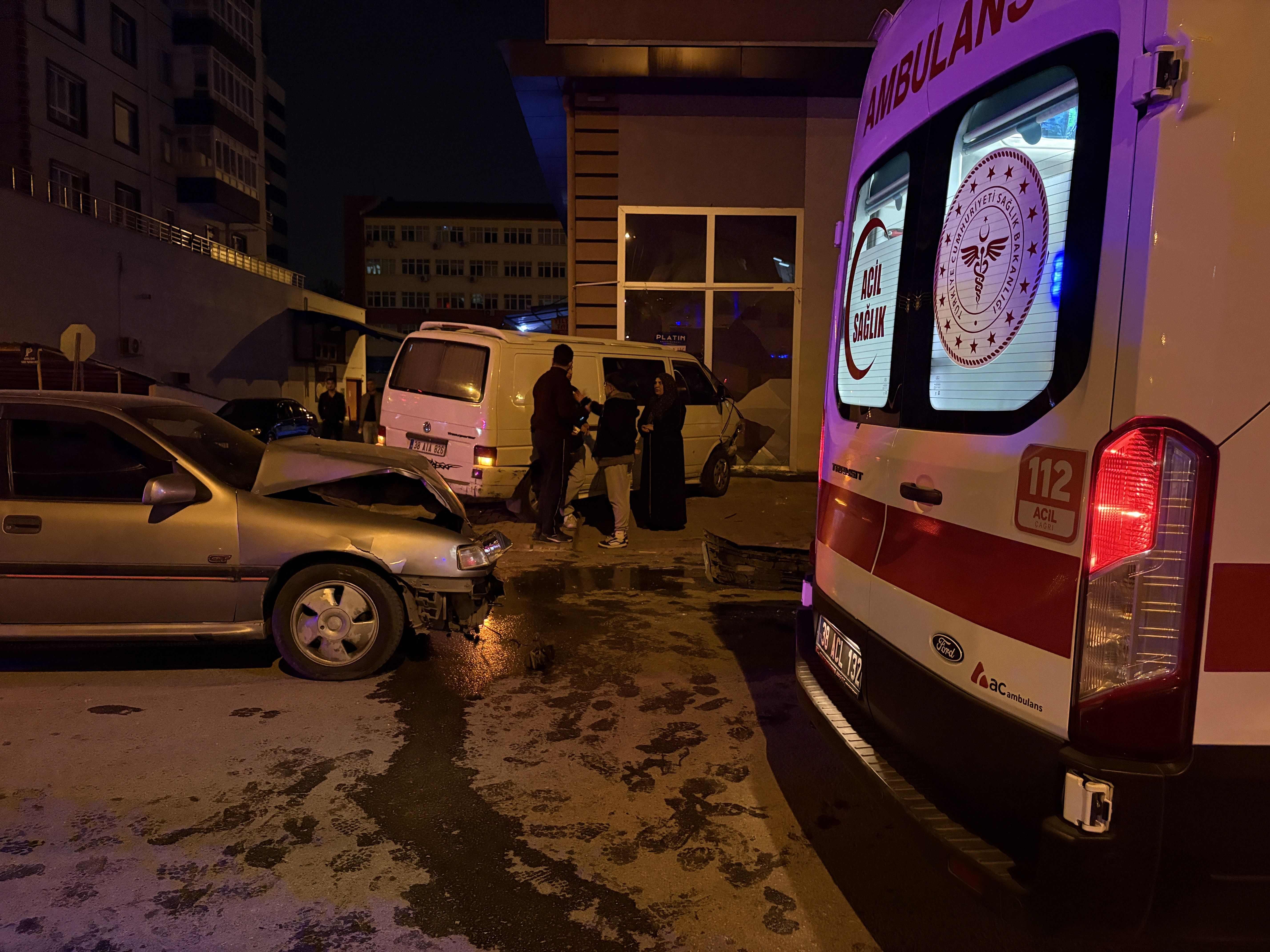 Kayseri’de Feci Kaza! Çarpışan Minibüs Dükkana Daldı 2 Yaralı (3)