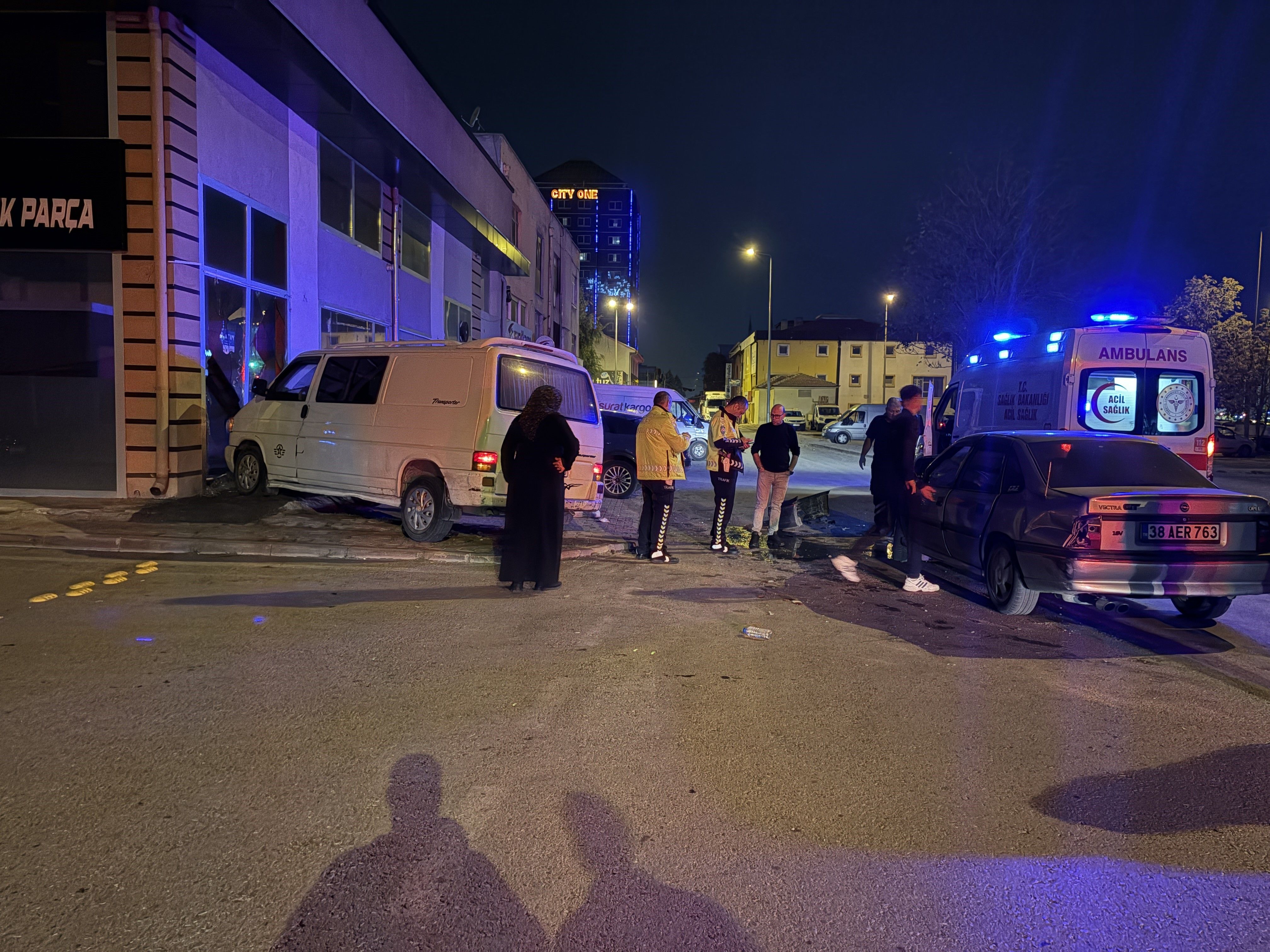 Kayseri’de Feci Kaza! Çarpışan Minibüs Dükkana Daldı 2 Yaralı (4)