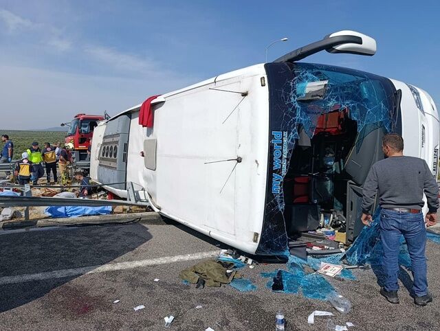 Manisa Akhisar Da Tur Otobusu Ile Tir Carpist 20318738 O