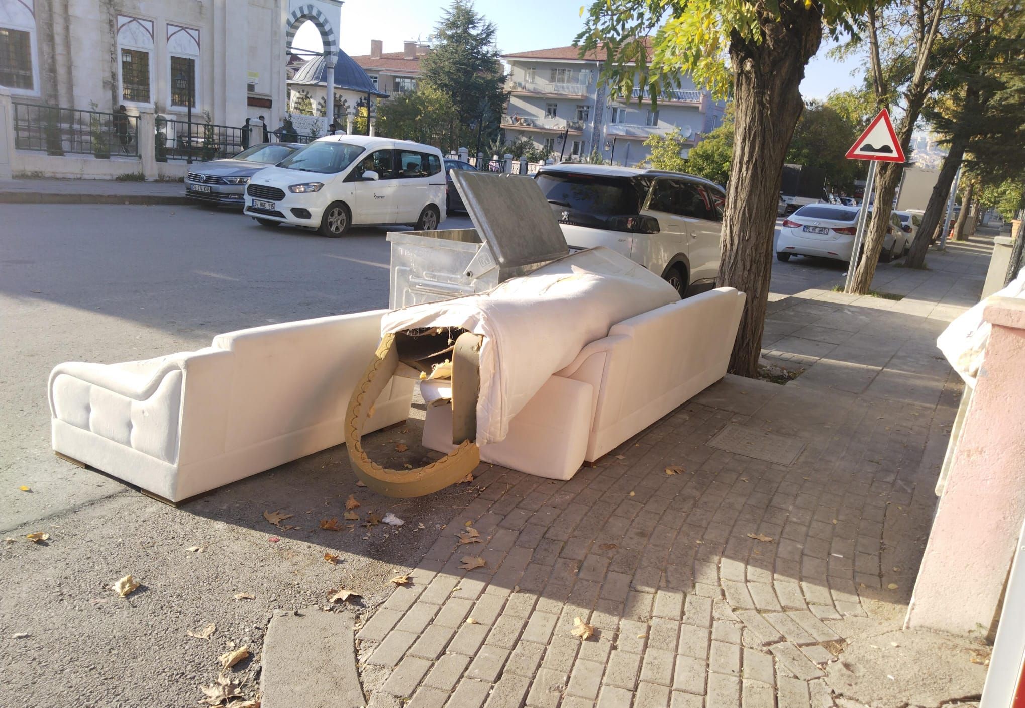 Subayevleri Mahallesi eşya çöplüğüne döndü!