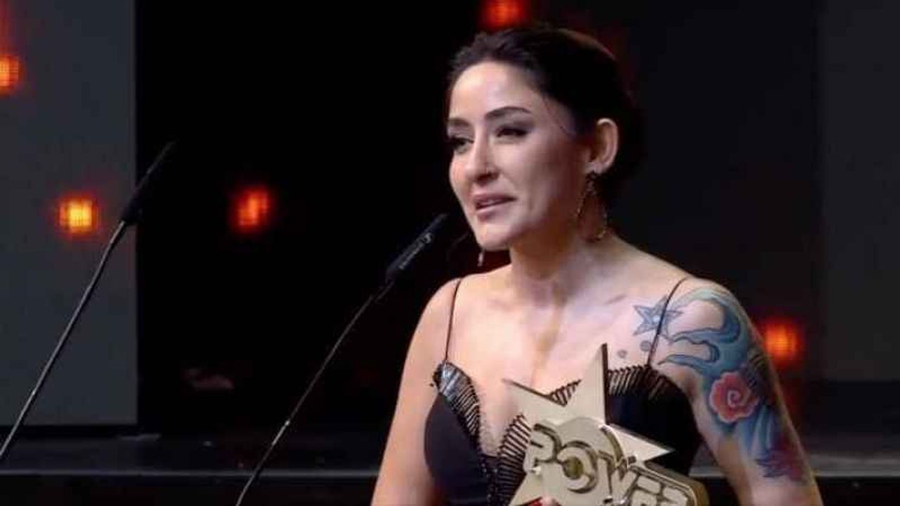 Melek Mosso kimdir? Merve Dizdar'dan sonra Melek Mosso'nun ödül konuşması gündemde! 