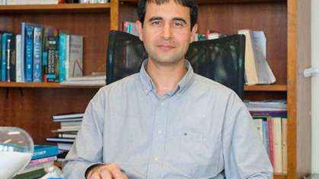 Emre Onur Kahya kimdir? Prof. Dr. Emre Onur Kahya kaç yaşında, nerelidir? Prof. Dr. Emre Onur Kahya kitapları nelerdir? 