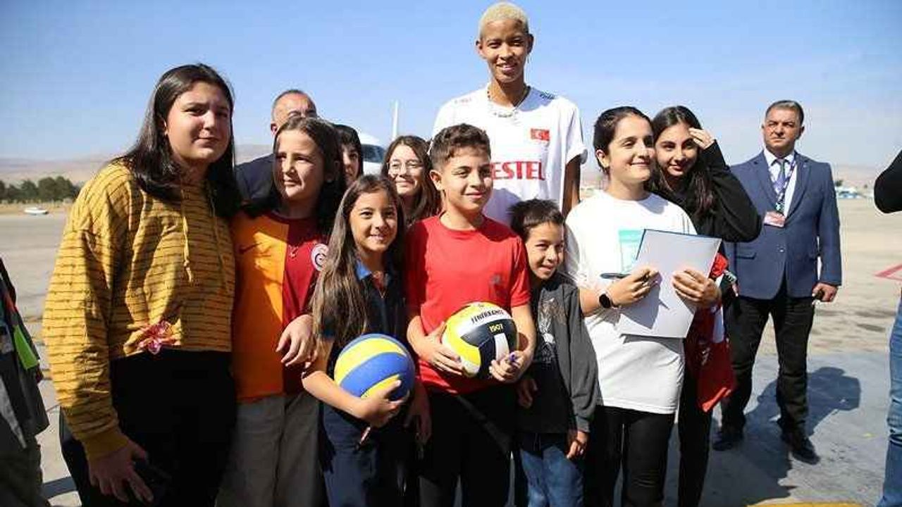 Milli Voleybolcu Melissa Vargas, memleketi Malatya'da coşkuyla karşılandı