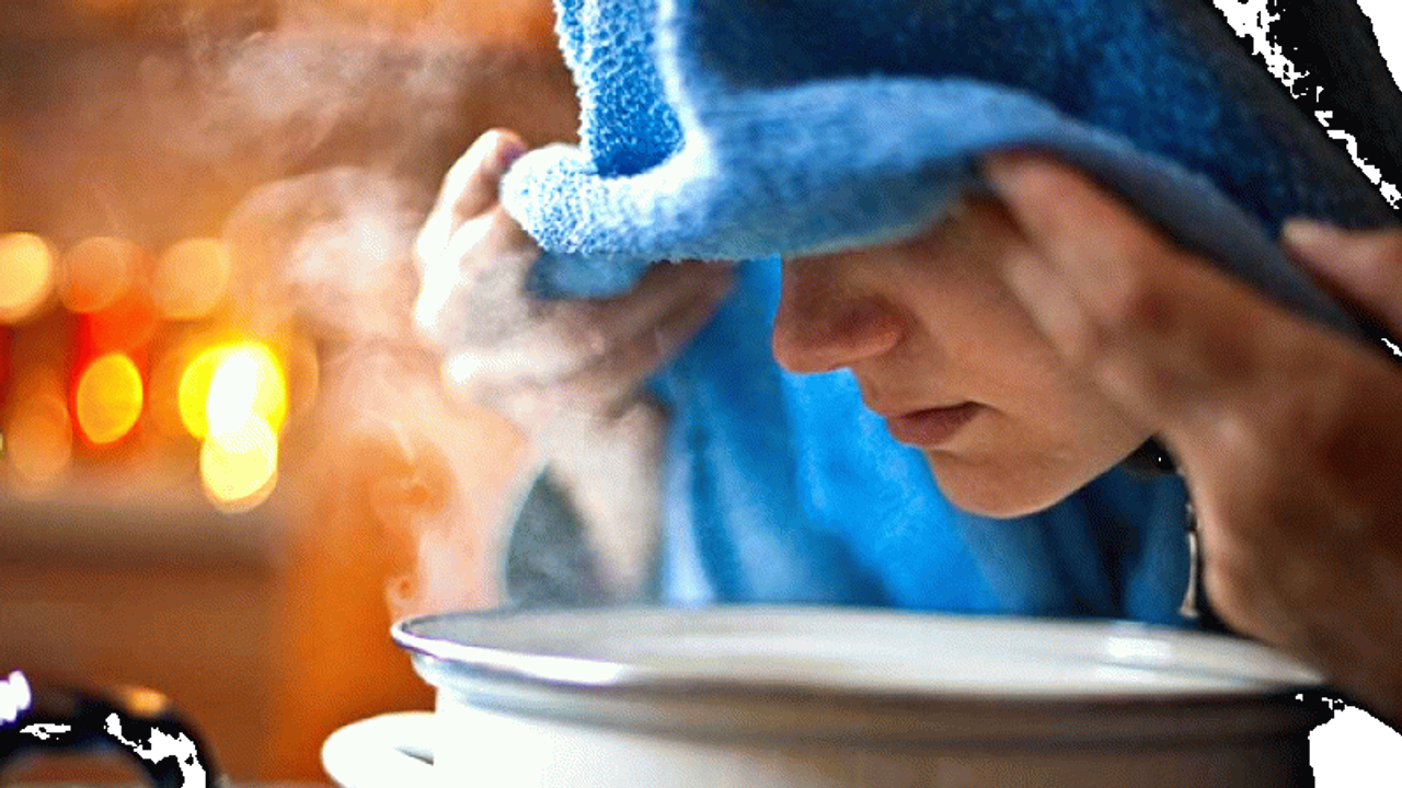 Burun tıkanıklığı, öksürük ve balgamı aniden söküp atıyor! Sıcak suya 3 damla damlatmanız yeterli