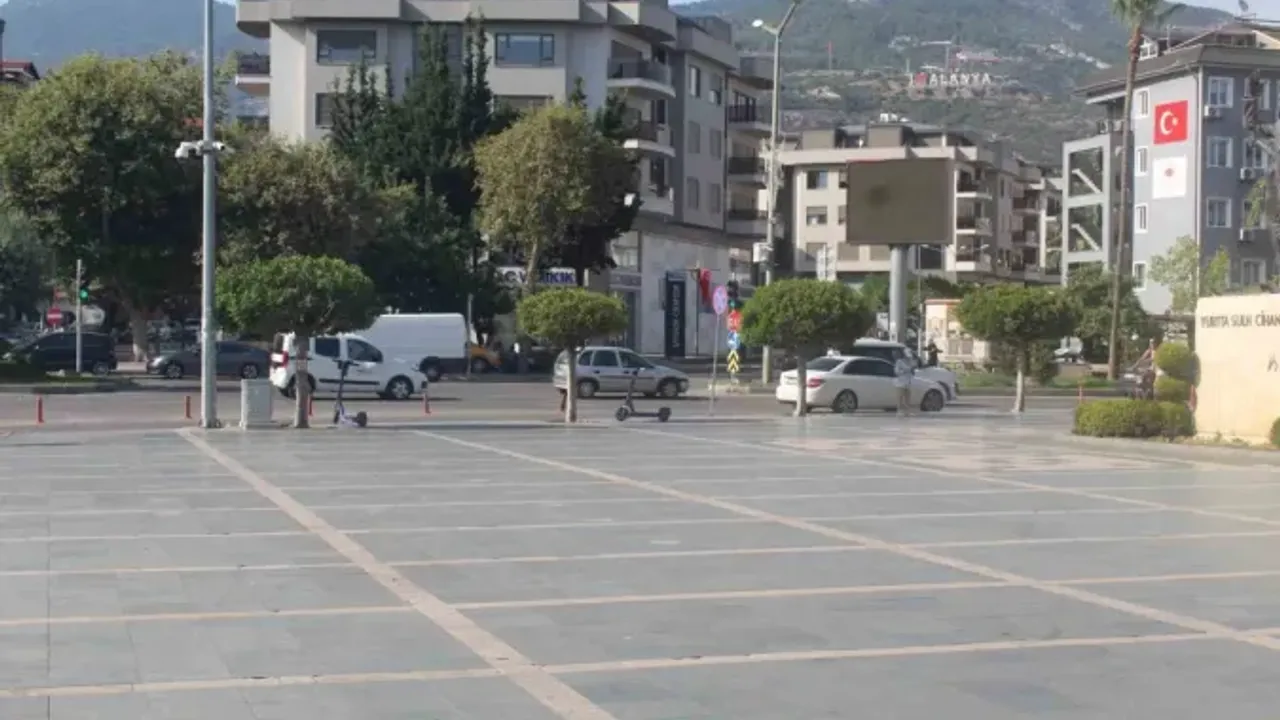 Alanya’da sıcaklık araç termometresinde 50 derece gözüktü