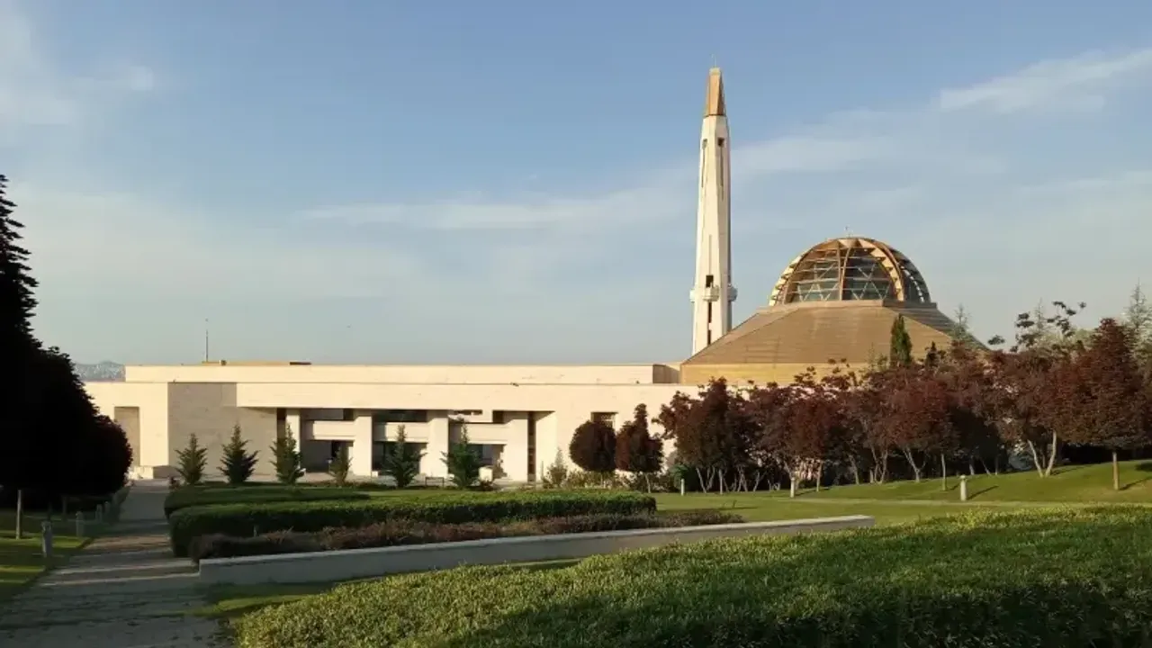 Doğramacızade Ali Paşa Camii modern mimarisiyle dikkat çekiyor