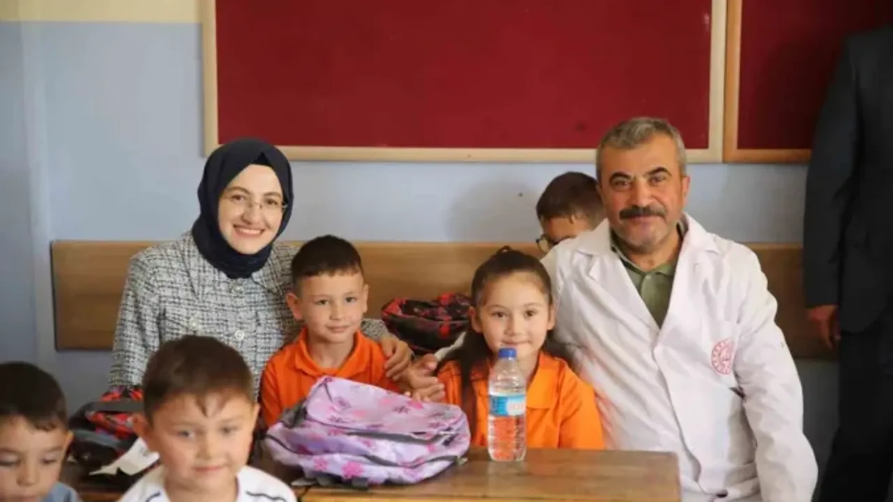 Akyurt Belediyesinden minik öğrencilere okul çantası ve kırtasiye seti hediyesi!