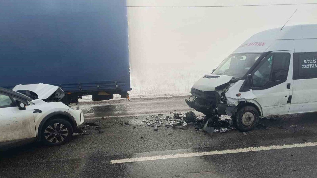 Bitlis’te feci zincirleme kaza: 31 kişi yaralandı