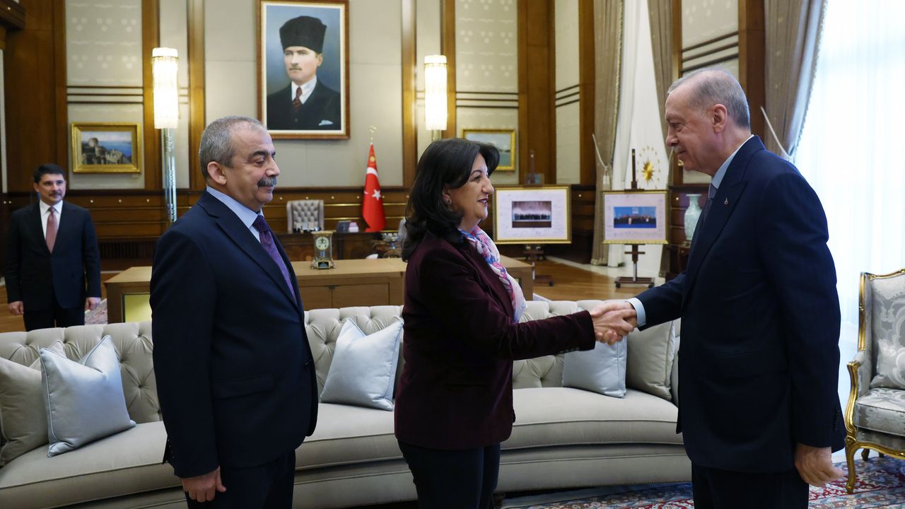Ankara'daki kritik buluşma ertelendi: DEM–Erdoğan görüşmesi o gün yapılacak!