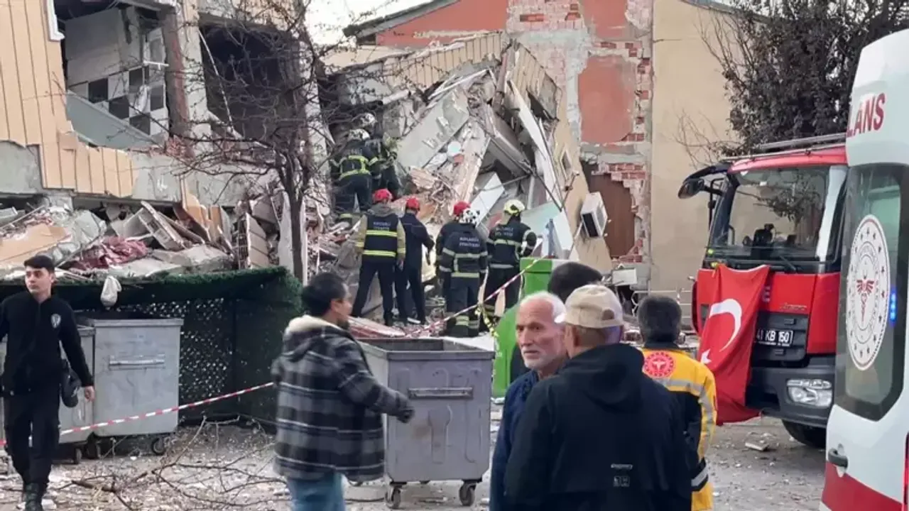 Gebze’de 5 katlı bina çöktü: Enkaz altında 7 kişi var