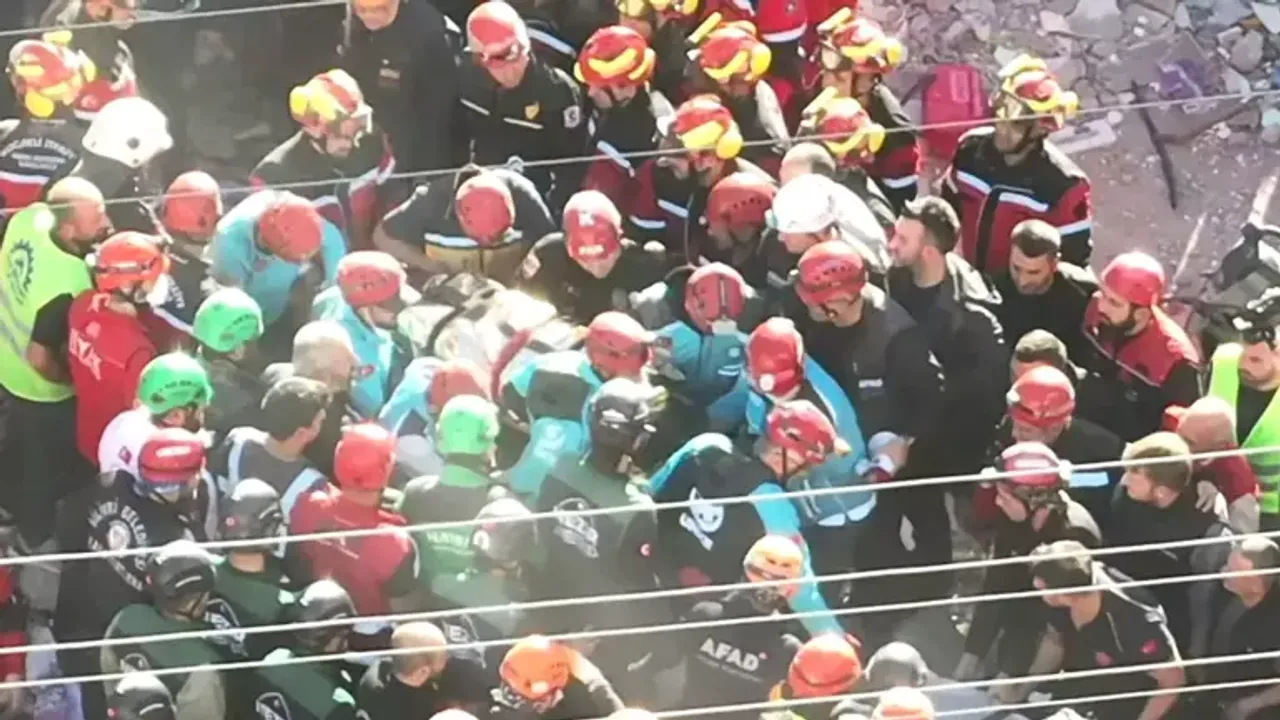 Gebze'de çöken 7 katlı binada 2 kişi hayatını kaybetti 1 kişi enkazdan sağ çıkarıldı