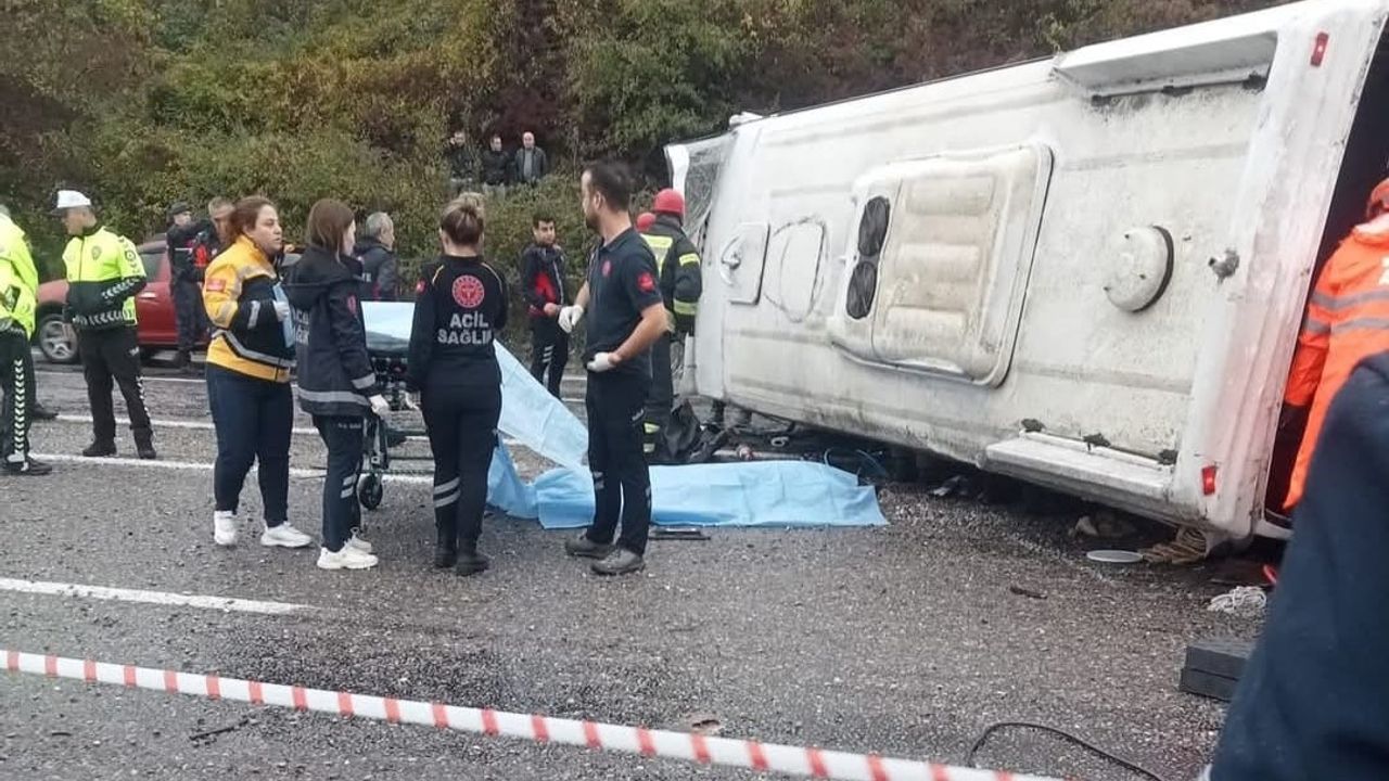 Bartın’dan acı haber! İşçi servisi devrildi: 1 ölü, 19 yaralı