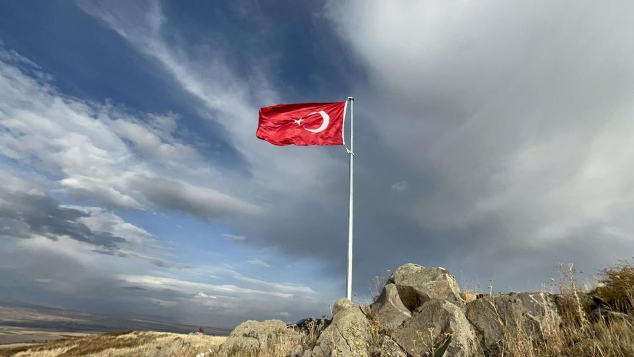 20 yıllık hasret sona erdi! Karslı köylüler Ermenistan sınırına Türk bayrağı dikti