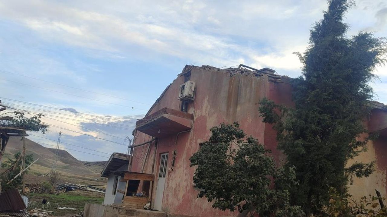 Ankara'da şiddetli yağış: Beypazarı'nda çatılar uçtu!