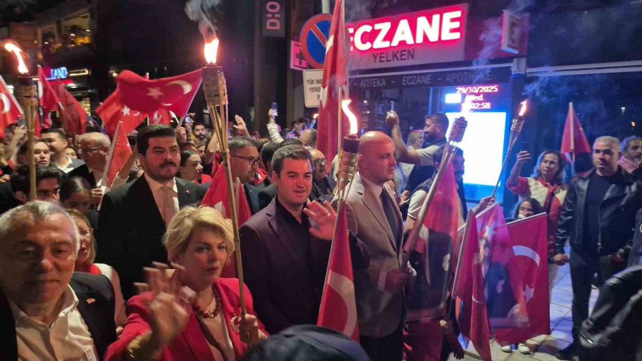 Bodrum’da Cumhuriyet coşkusu: Binlerce kişi fener alayında buluştu