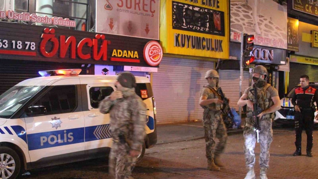 Çay içerken hayatlarının şokunu yaşadılar: Kurşun yağmuru polis aracına da geldi!