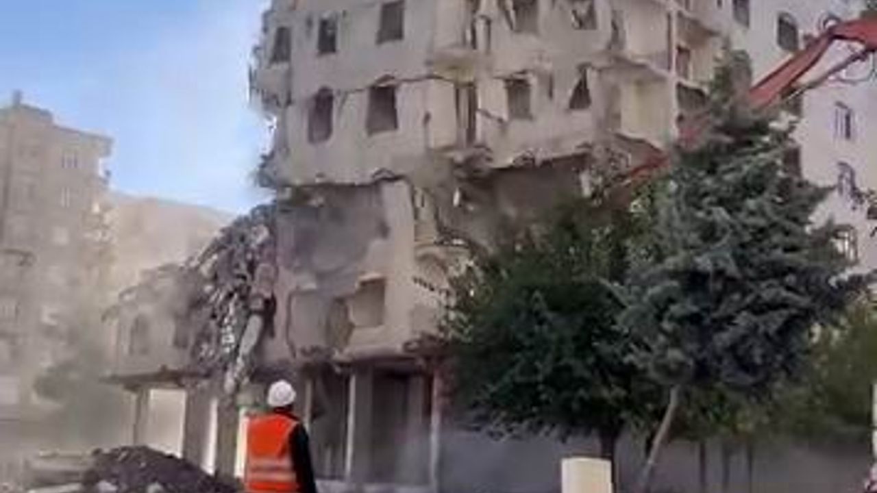 Diyarbakır’da ağır hasarlı bina iş makinesinin tek dokunuşuyla yıkıldı