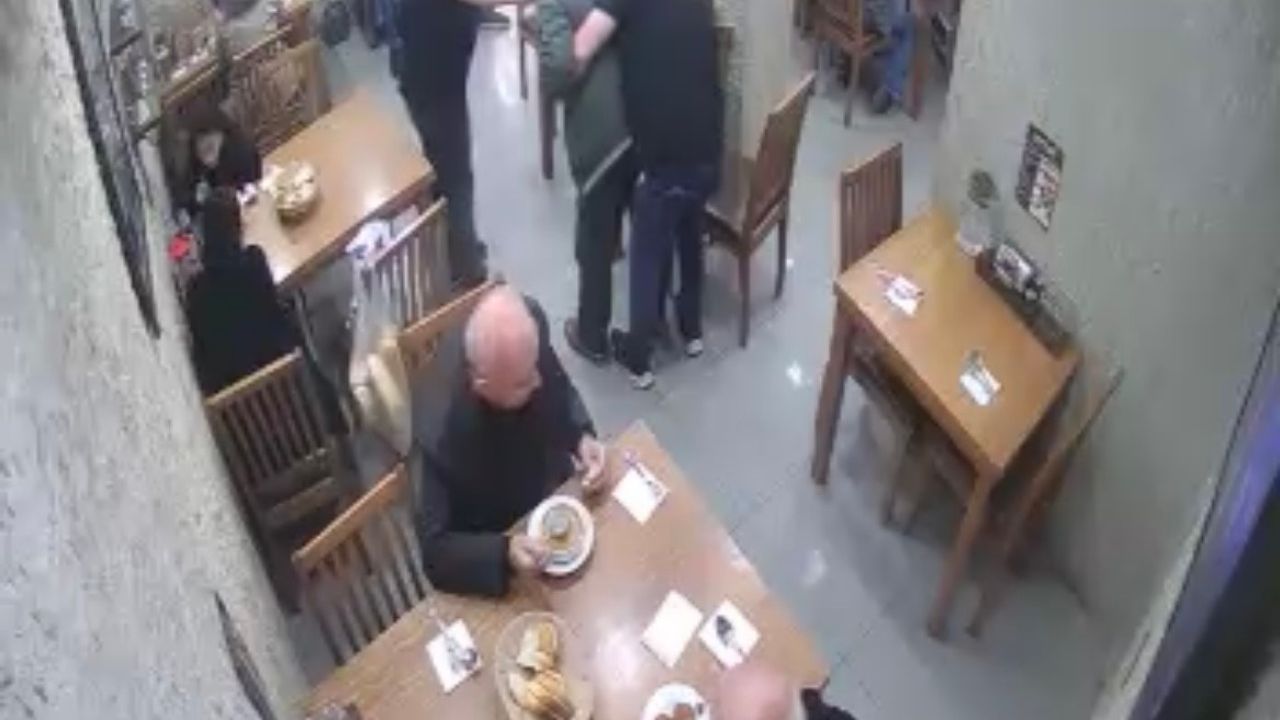 Lokantada panik dolu anlar... Heimlich manevrasıyla müşterinin hayatını kurtardı