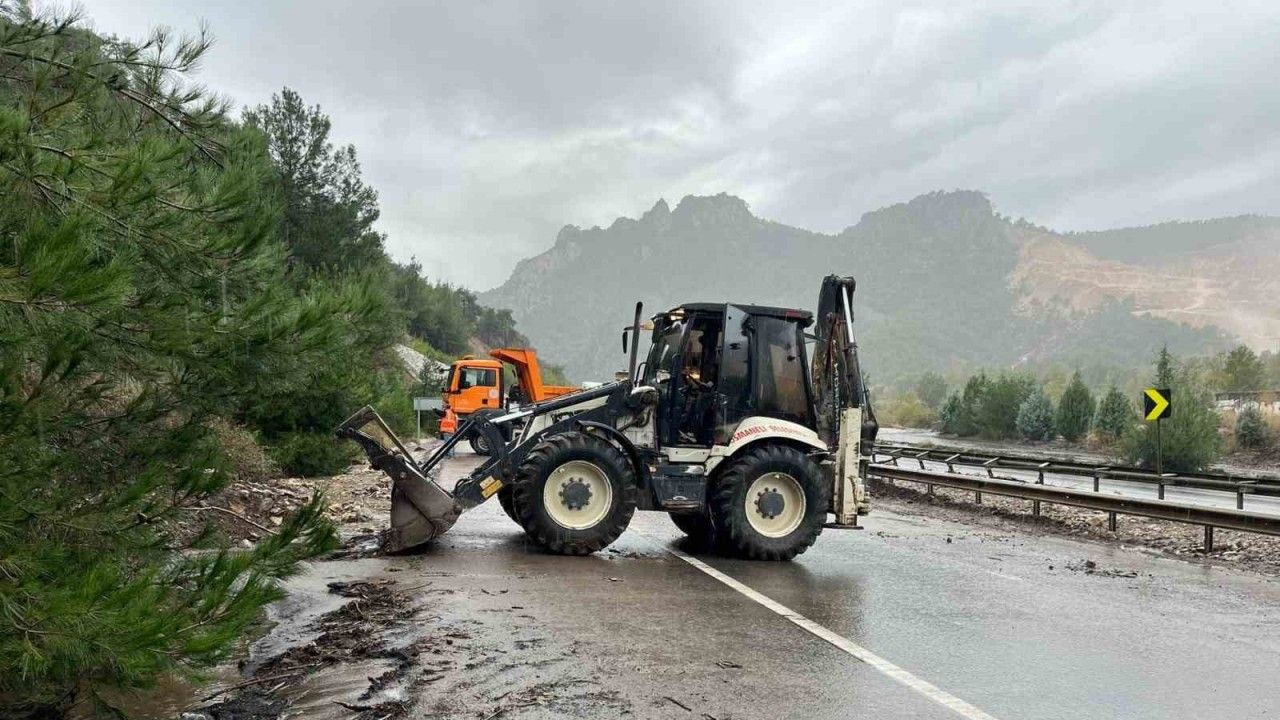 Osmaneli’de şiddetli yağış sonrası D650 karayolunu sel bastı: Yol taş ve toprakla kaplandı