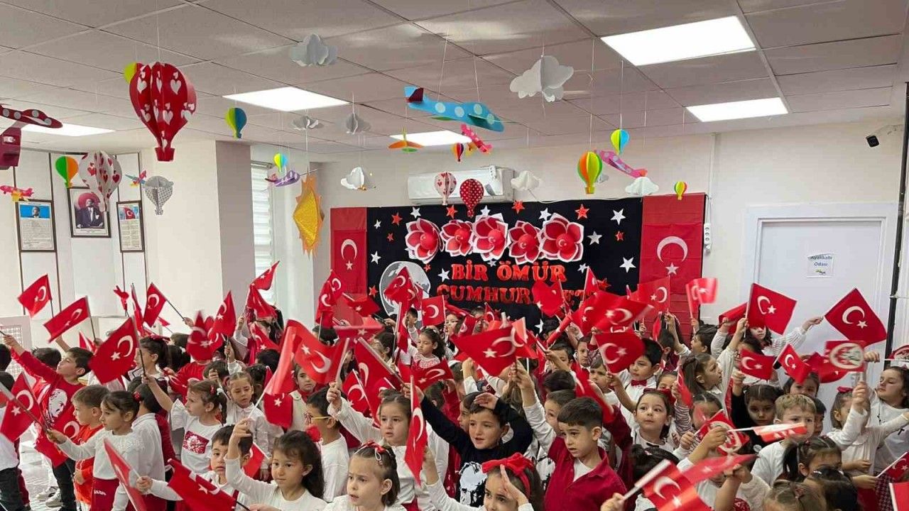 Pursaklar’da miniklerden 29 Ekim coşkusu: Nezaket Okullarında Cumhuriyet Bayramı kutlandı