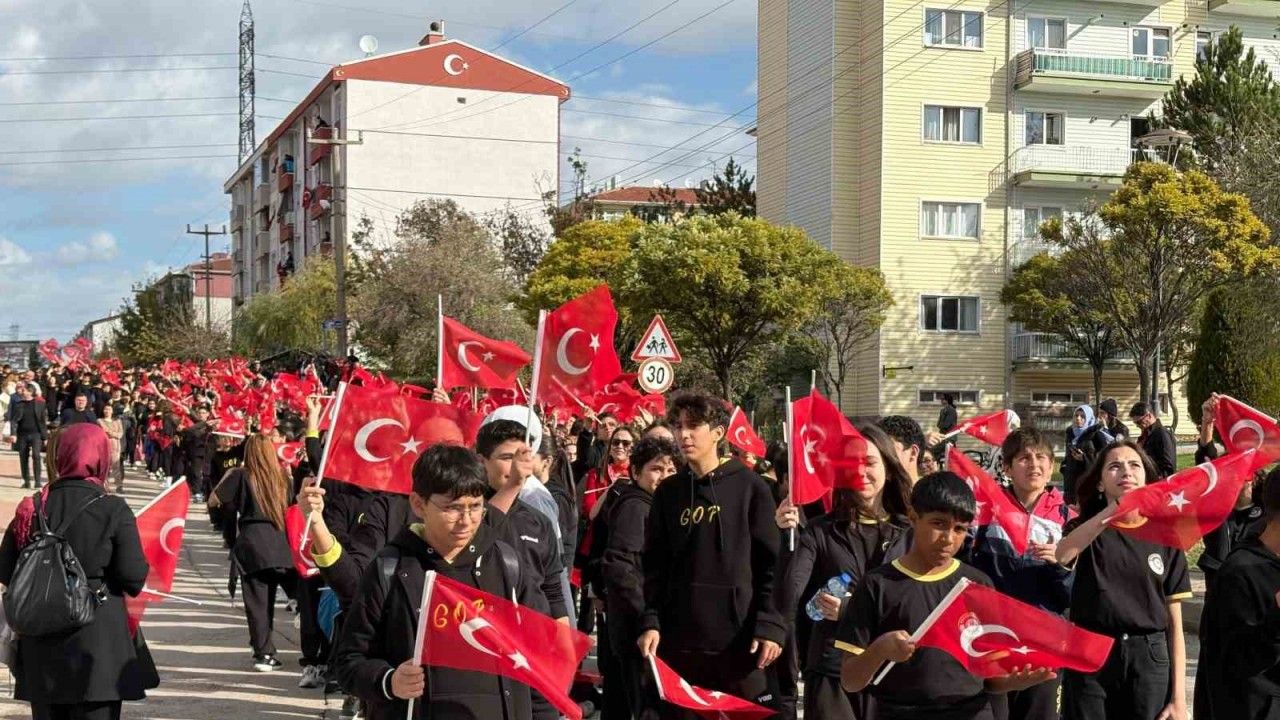 Sincan’da Cumhuriyet coşkusu: Binlerce kişi ellerinde Türk bayraklarıyla yürüdü