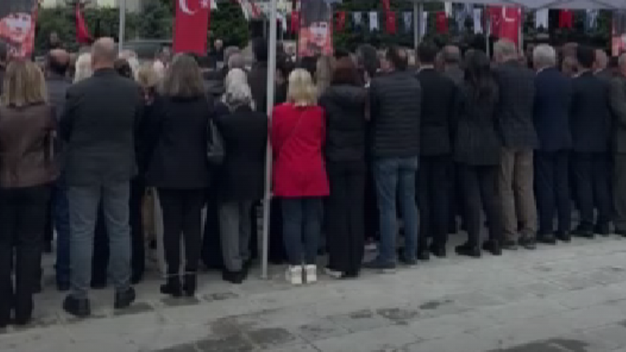 Cumhuriyet Bayramı töreninde gerginlik: AK Partili Başkan Vekili'ne sırtlarını döndüler!