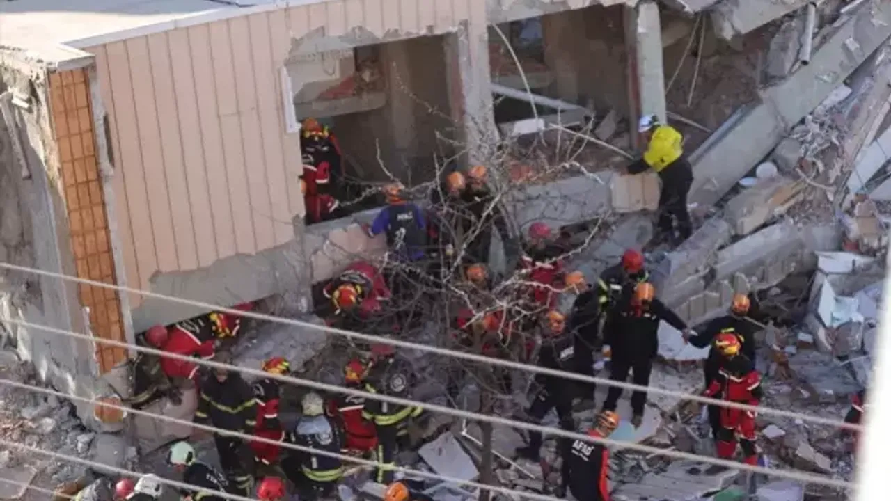 Gebze'de yıkılan binanın yanındaki 9 bina da tahliye edildi!