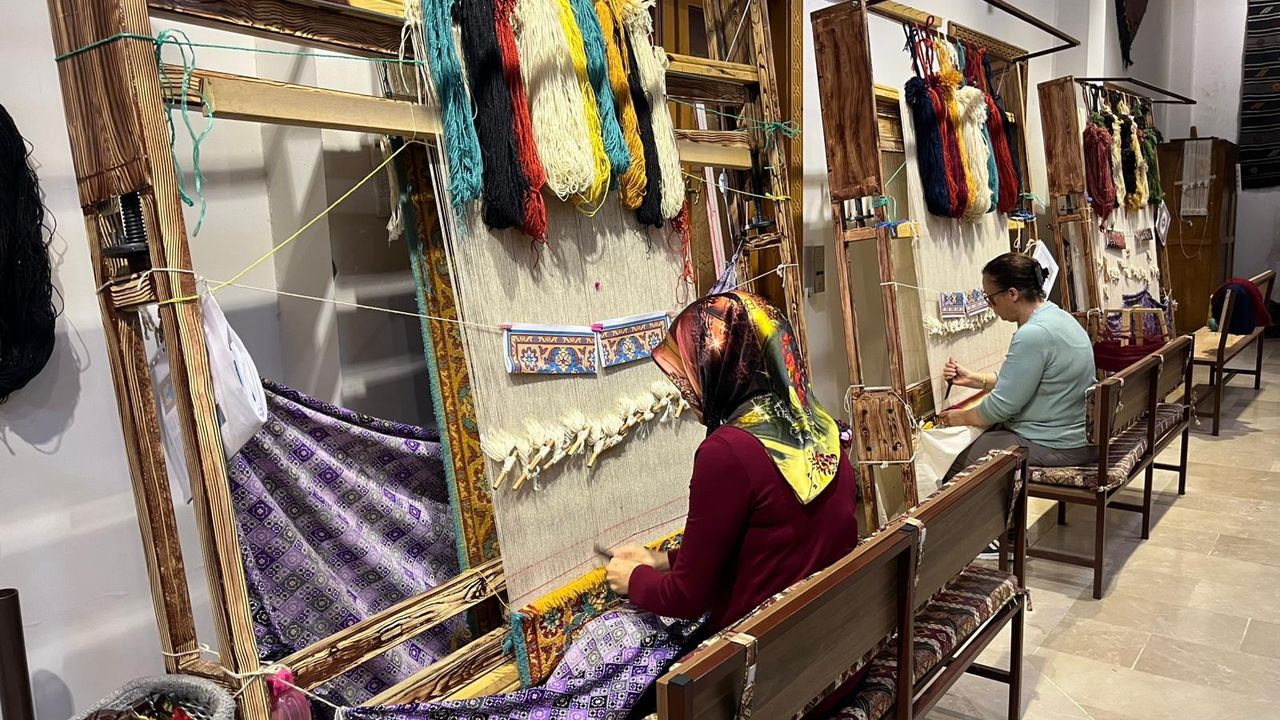 Isparta’da El Dokuma Halıcılığı Yeniden Hayat Buluyor