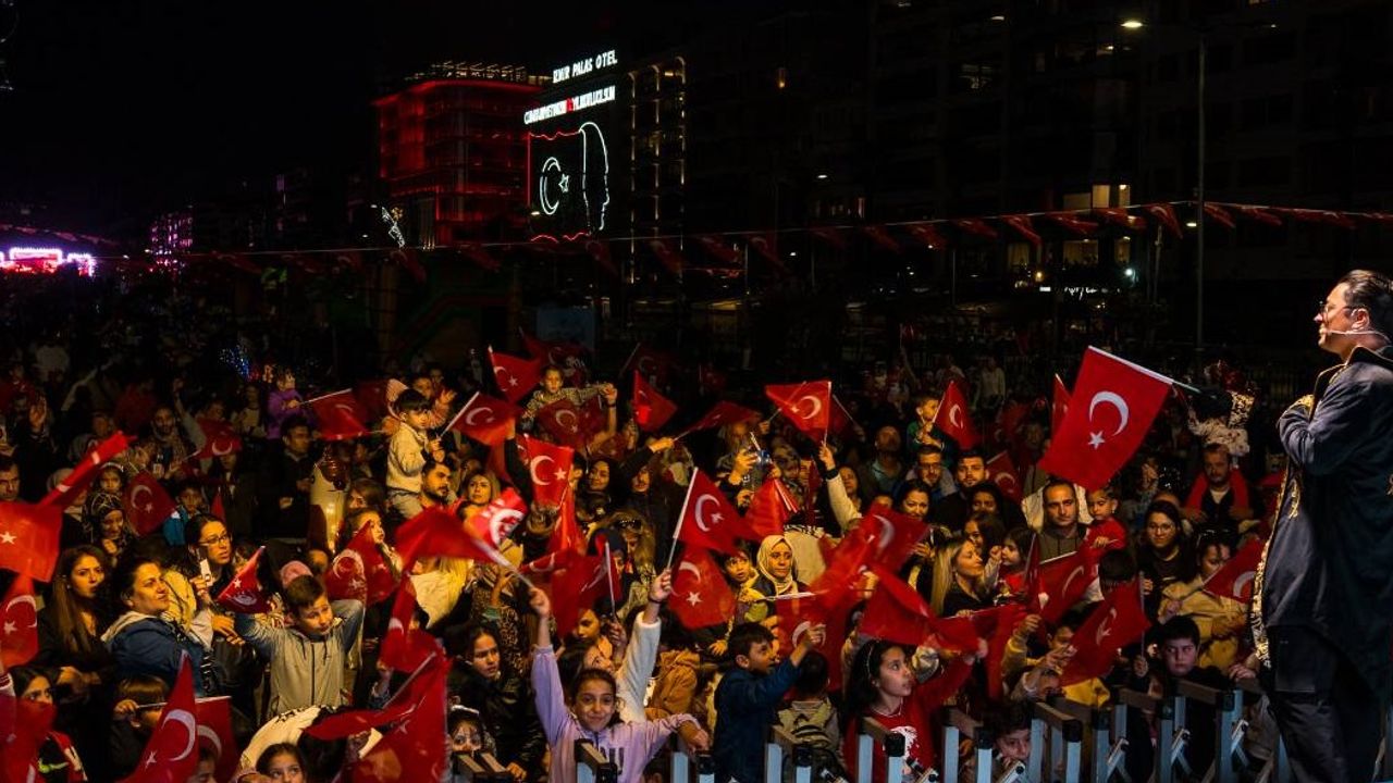 İzmir Kültür Yolu Festivali’nde Cumhuriyet coşkusu: Sanat, müzik ve bale ile 102. yıl kutlandı
