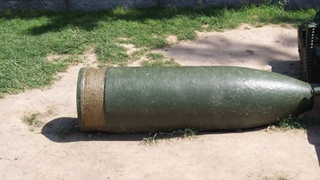 Traktör pulluğuna takılan 155 mm top mermisi korkuttu