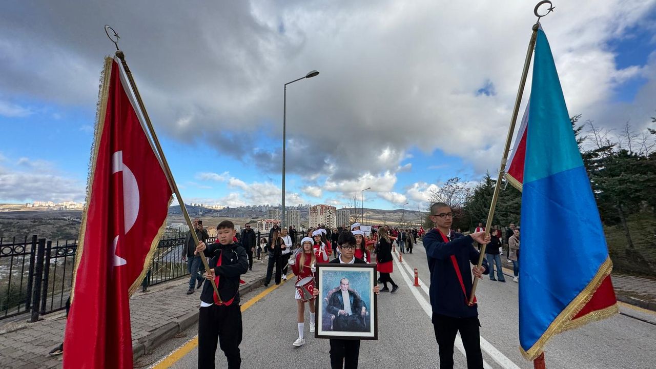 Etimesgut'lu öğrenciler Cumhuriyet için yürüdüler!