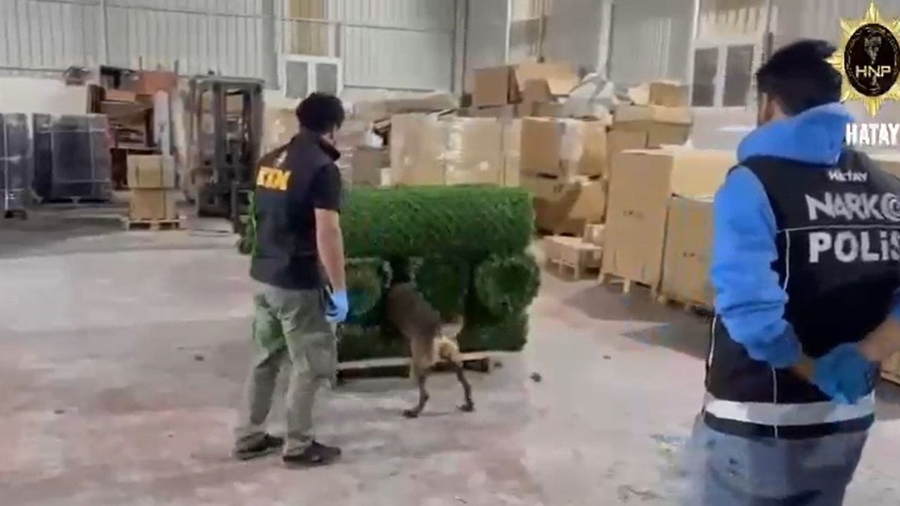 Hatay’da suni çimlerin içine gizlenmiş 306 bin captagon hap ele geçirildi